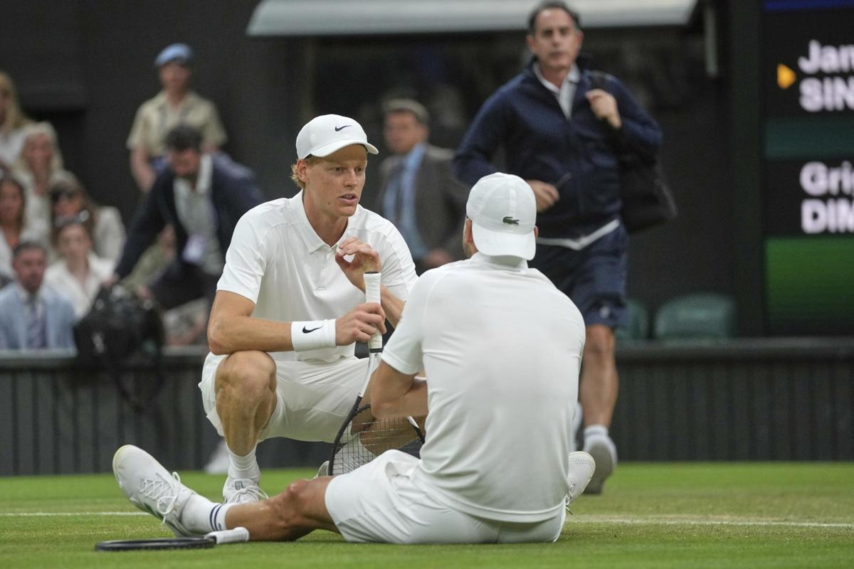 Wimbledon, Sinner consola e ajuda Dimitrov em lágrimas após sua aposentadoria (com o búlgaro à frente de Jannik por 2 sets a 0) - VÍDEO