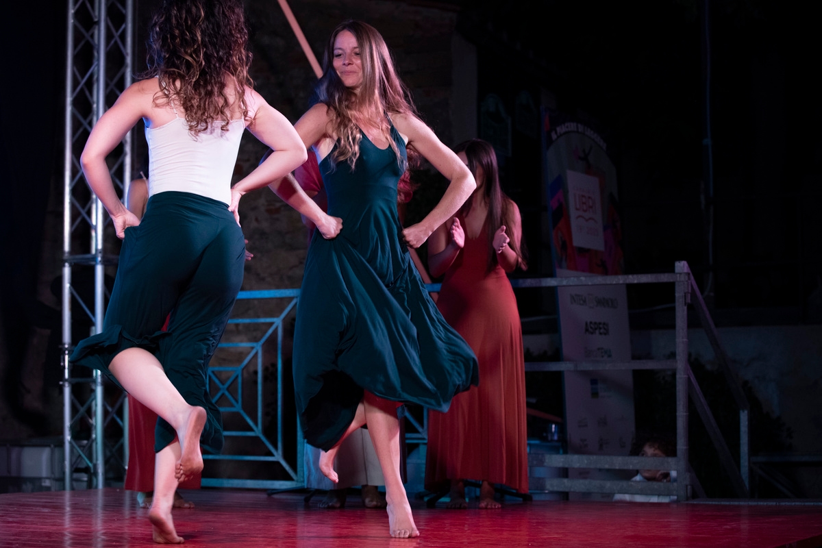 Capalbio Libri aynı zamanda Compagnia Teatro del Mediterraneo ve Trillanti üçlüsüyle de müzik yapıyor
