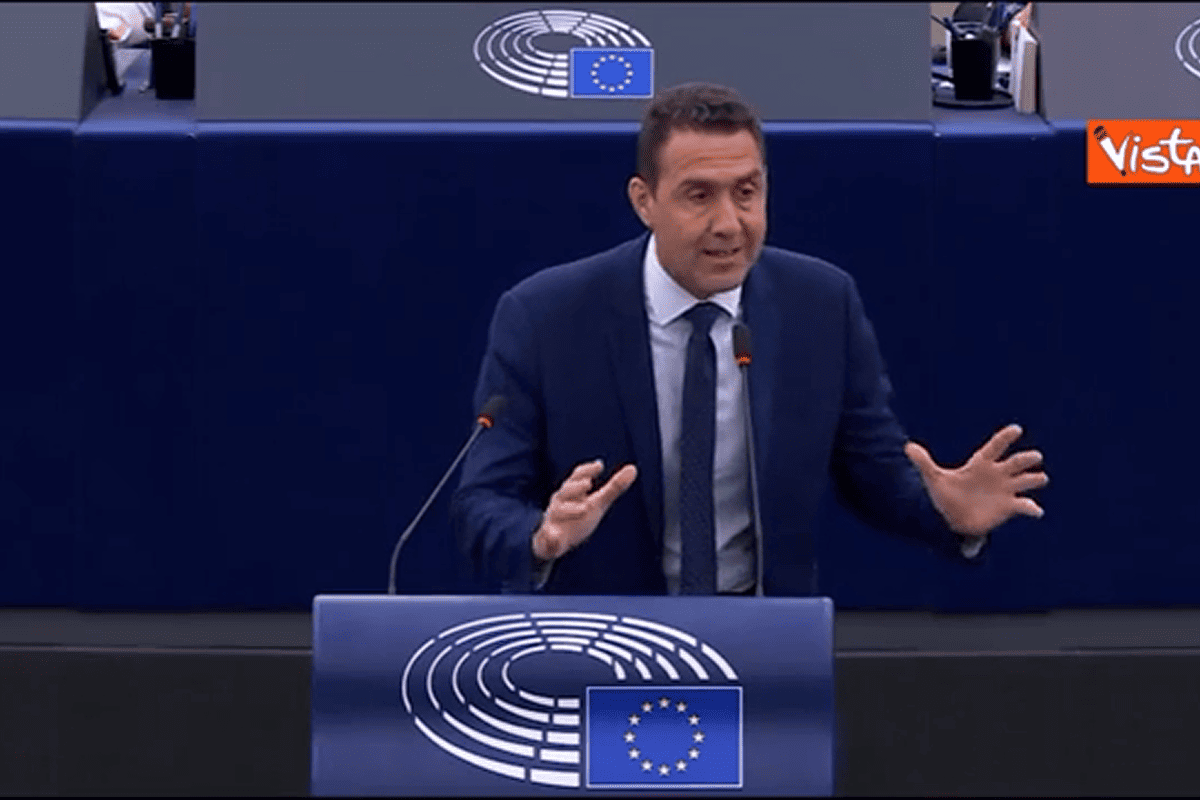 Rearmamento da UE, Vannacci faz show e cita frase atribuída a Maria Antonieta: "Se não têm mais pão, que comam brioche"