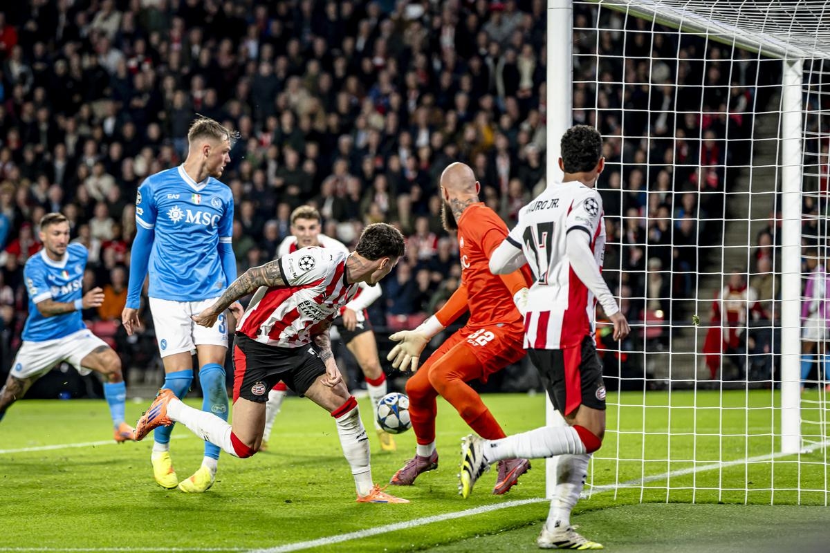 Champions, Napoli umiliato dal Psv: 6-2 - Conte, "Serve bagno d'umiltà. Napoli e i napoletani non devono essere presi per il c... Qualcuno getta fumo negli occhi"