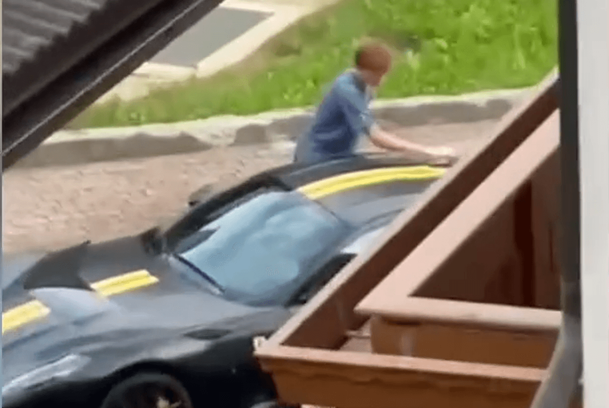 Paixão de Sinner pela Ferrari: o campeão foi filmado lavando seu carro por um vizinho. VÍDEO