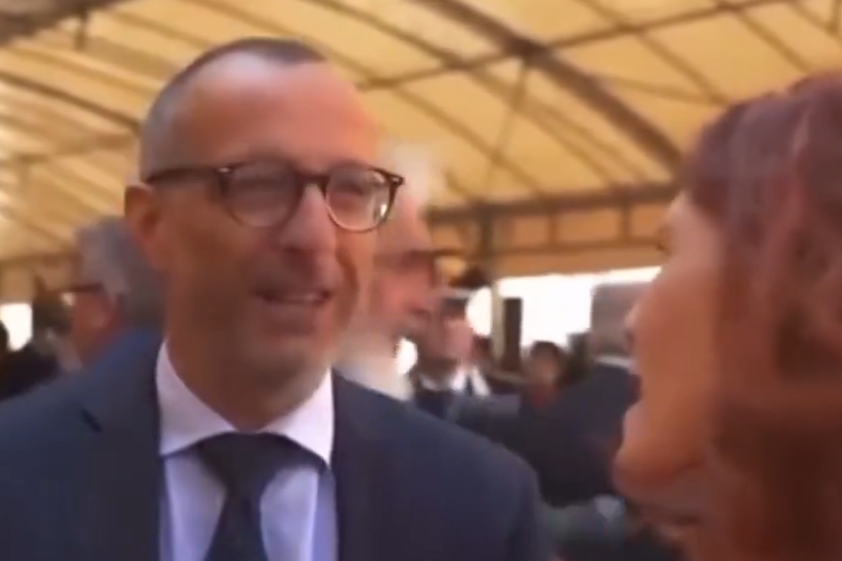 Le candidat démocrate Ricci insulte un journaliste de la Rai, ce qui provoque une tempête. Voici ses propos.