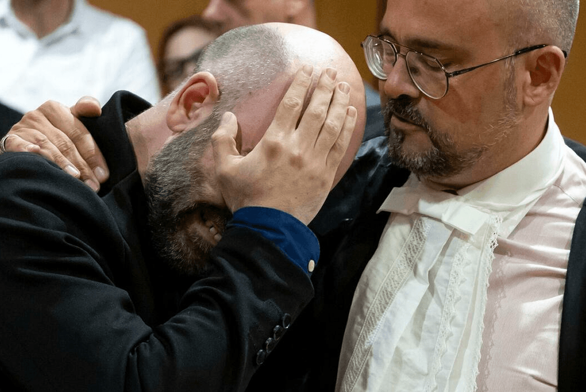 Saviano in lacrime dopo la condanna del boss: "Mi hanno rubato la vita"