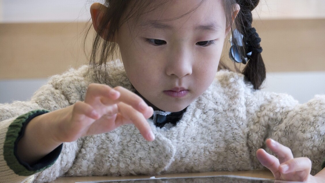 Rapporto Ocse, 17% bimbi in ansia se non ha smartphone o tablet