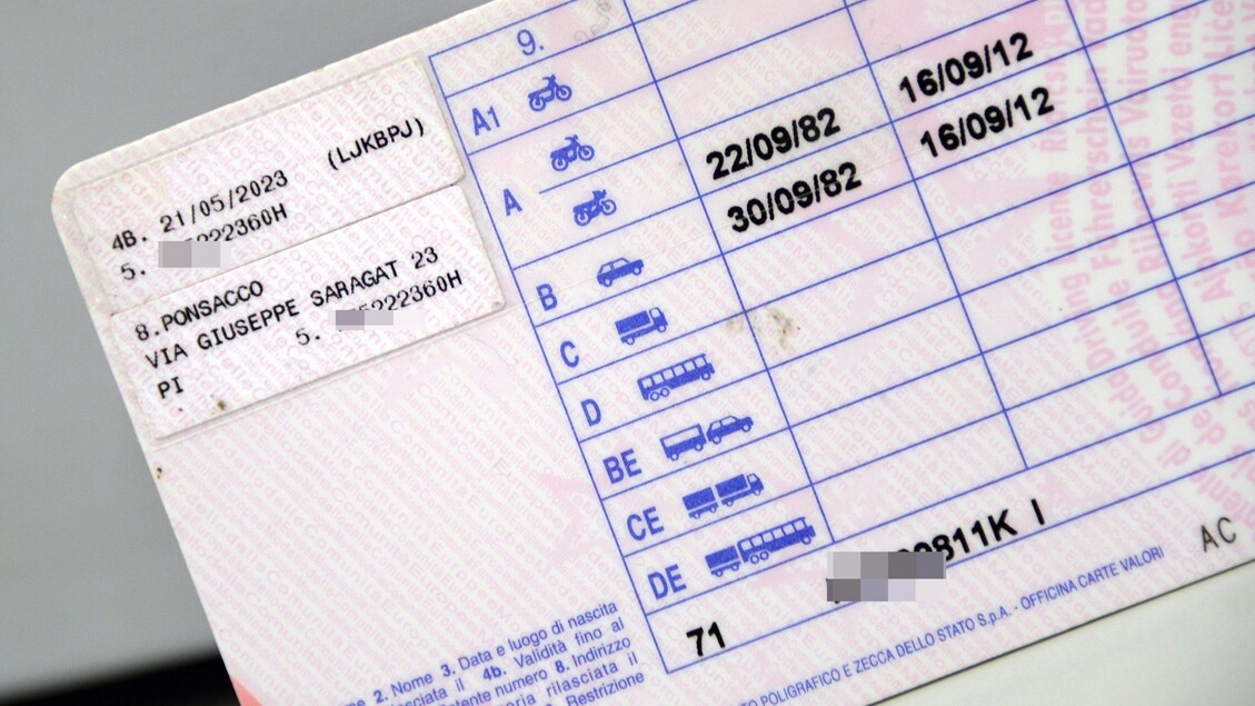 Zes personen gemeld voor het afleggen van een rijexamen met oordopjes voor tips