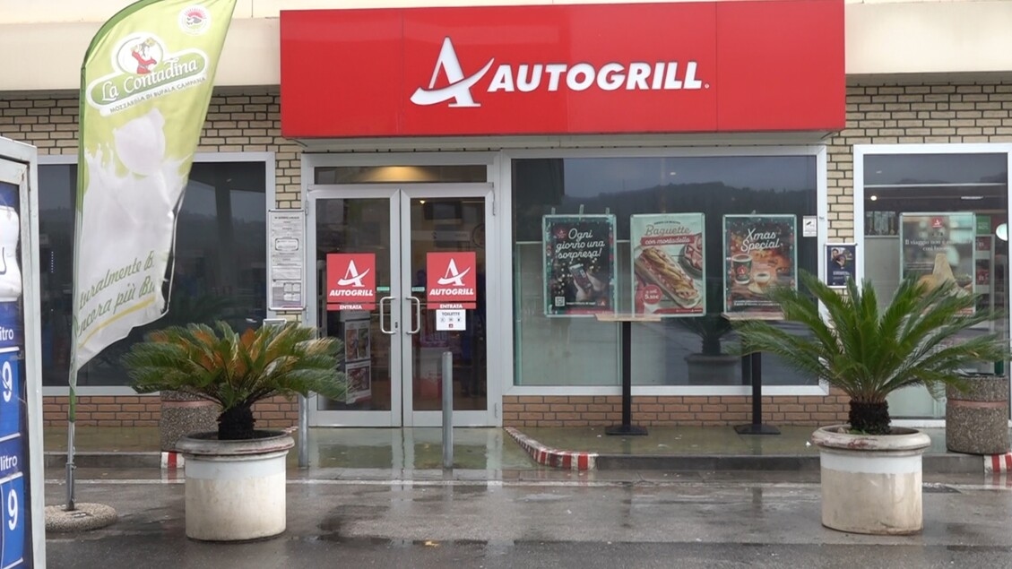 Vaia: „Nein zu Junkfood, Autogrill sollte die Schilder an den Tankstellen ändern.“