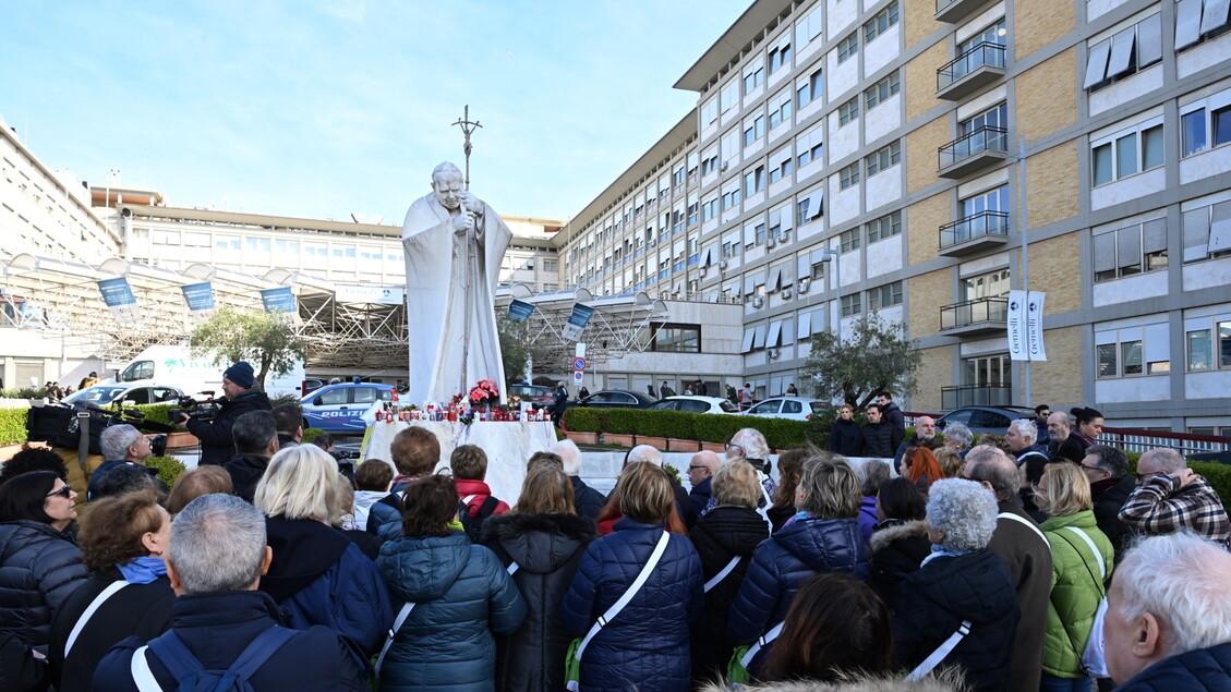 Dados da tomografia do Papa são prováveis ​​para hoje, 'ele continua com terapias, incluindo oxigênio, ele está em uma poltrona'