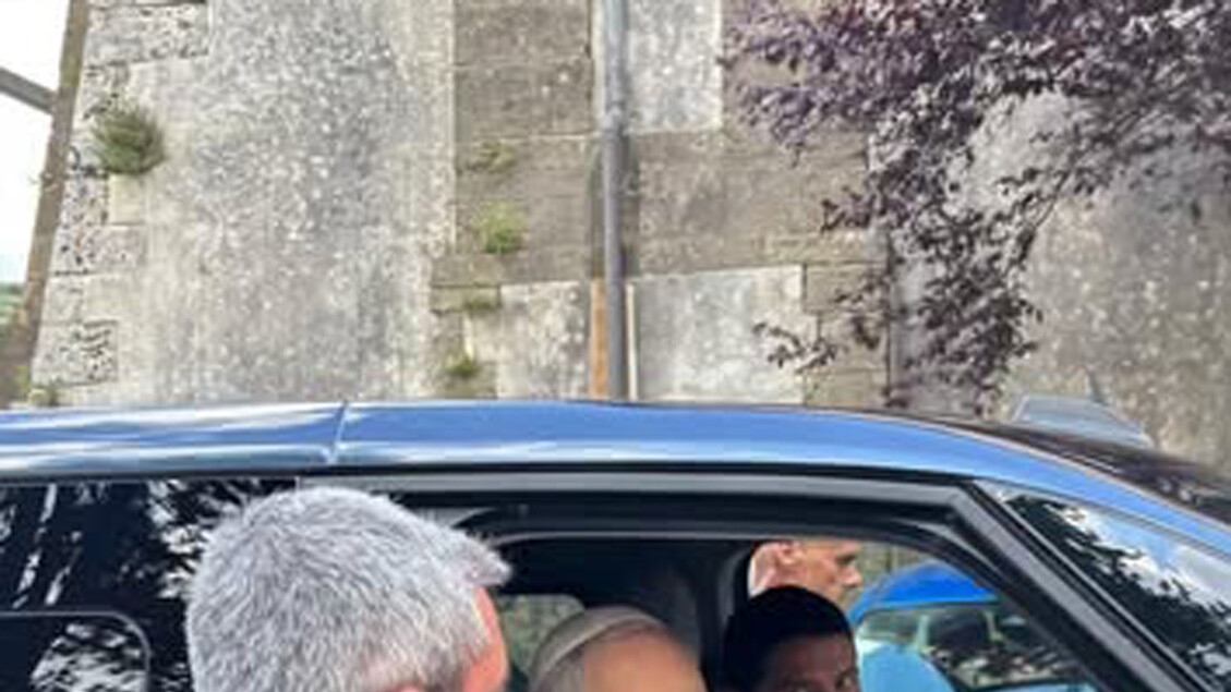 Papa Leão XIV cumprimenta um torcedor em Genazzano: “Forza Roma”