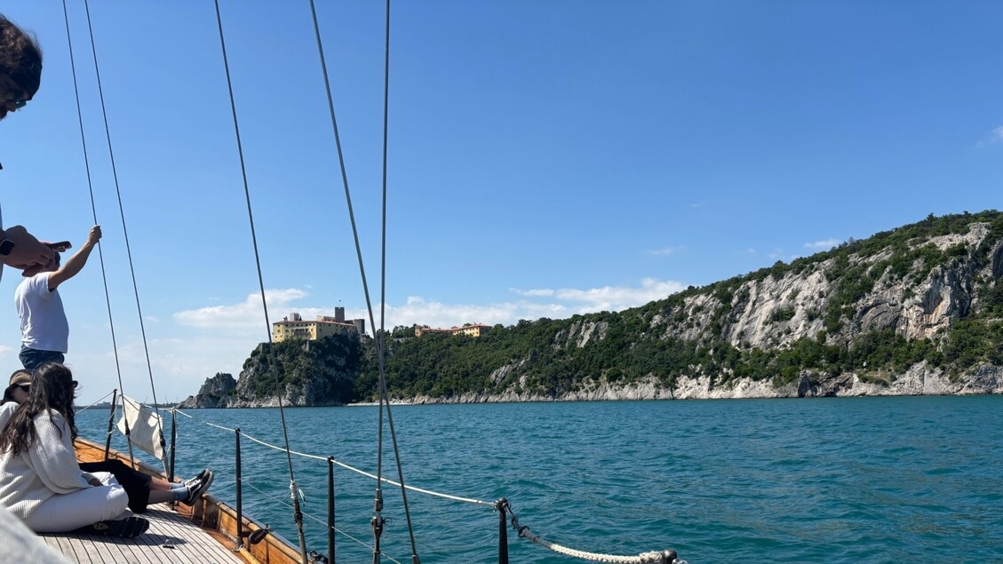 Meer und Karst treffen sich in Triest bei einer langsamen Kreuzfahrt
