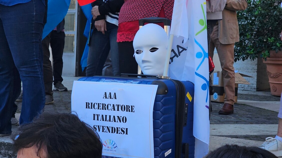 С чемоданом и дедлайном, нестабильный персонал Cnr протестует