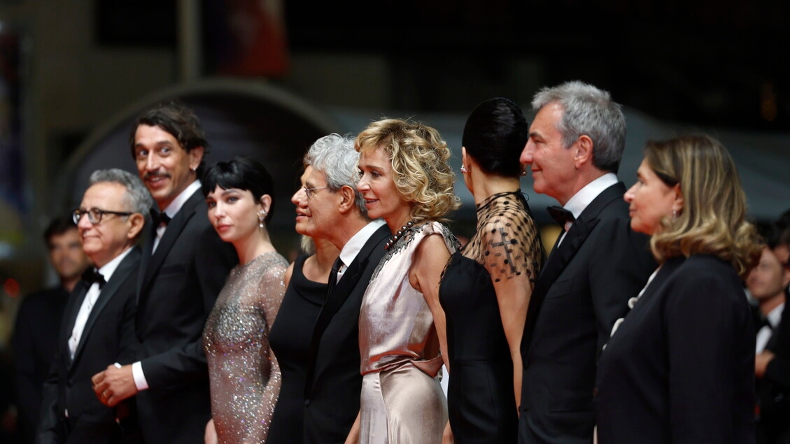 Buiten, bij de première in Cannes, 7 minuten applaus voor Martone