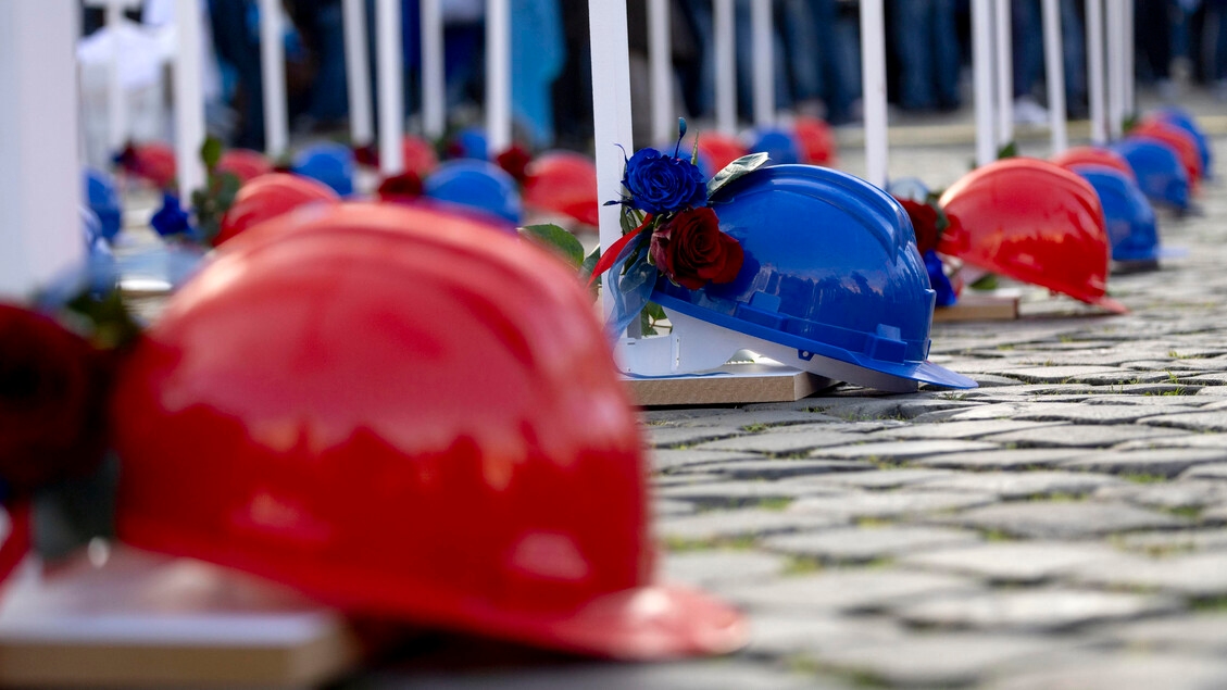 Tres trabajadores mueren al caer de un montacargas en Nápoles.