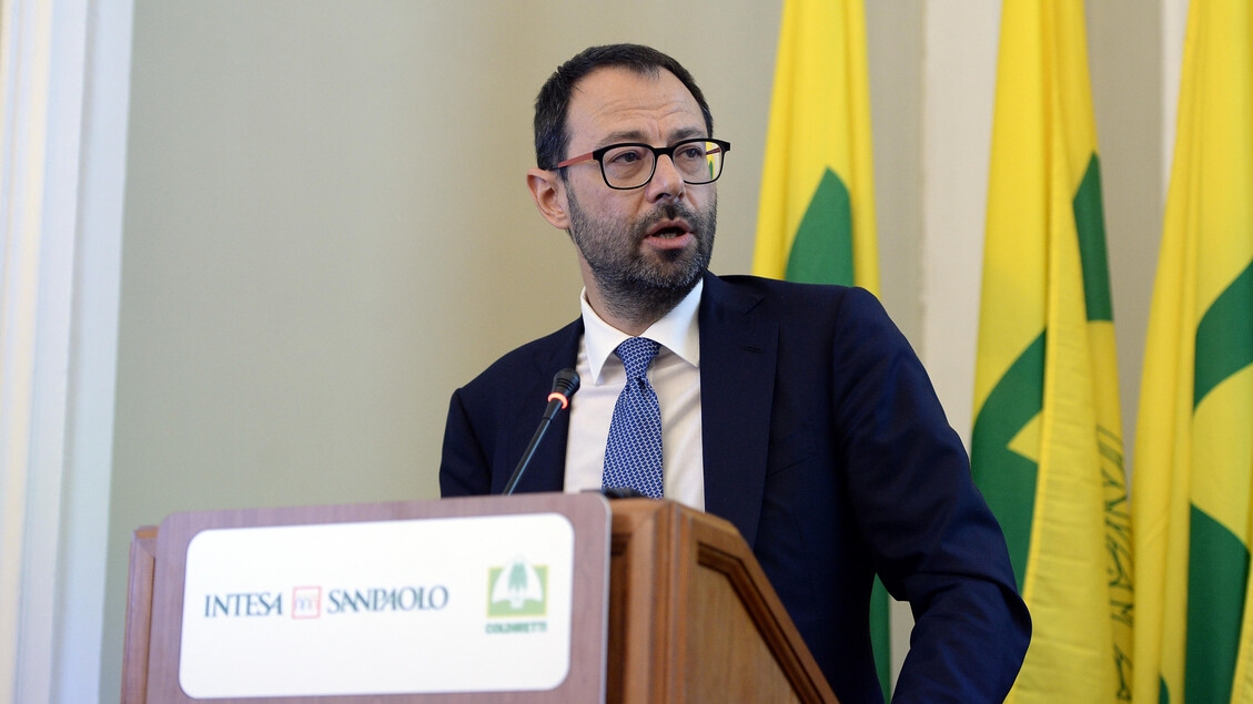 Patuanelli (M5S), quien controla los alimentos, controla a las personas.