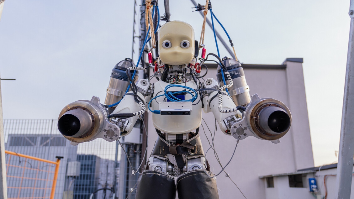 In Italia il primo volo al mondo di un robot umanoide