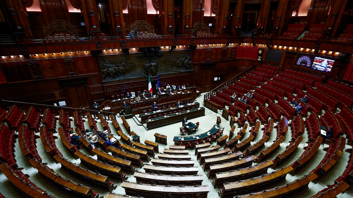 Hervormingen op ijs, file van decreten in juli