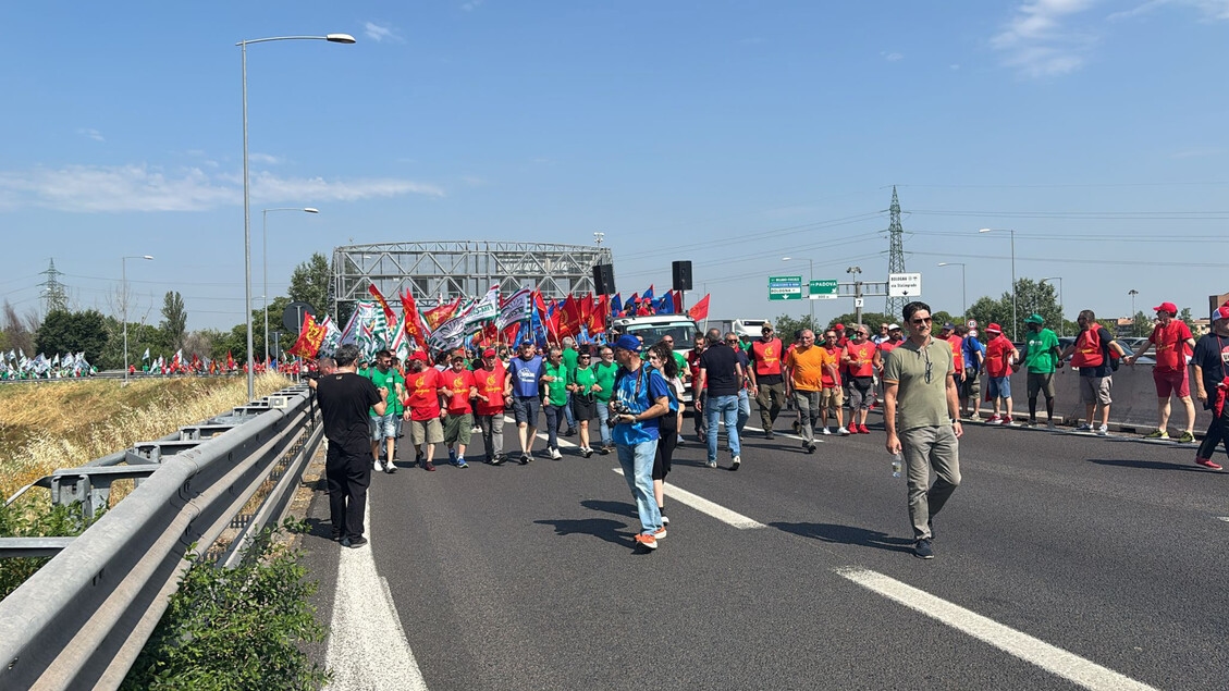 Metallarbeiter blockieren die Ringstraße, Sicherheitsverordnung tritt in Kraft