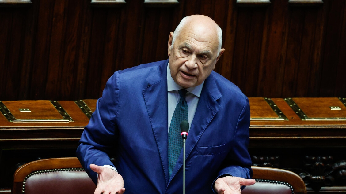 Kariyer ayrımı, Senato tartışmalar arasında ilerliyor