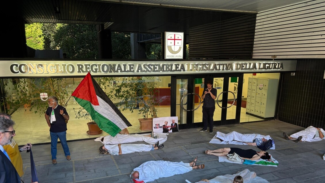 Flash mob por Gaza em frente ao conselho regional da Ligúria