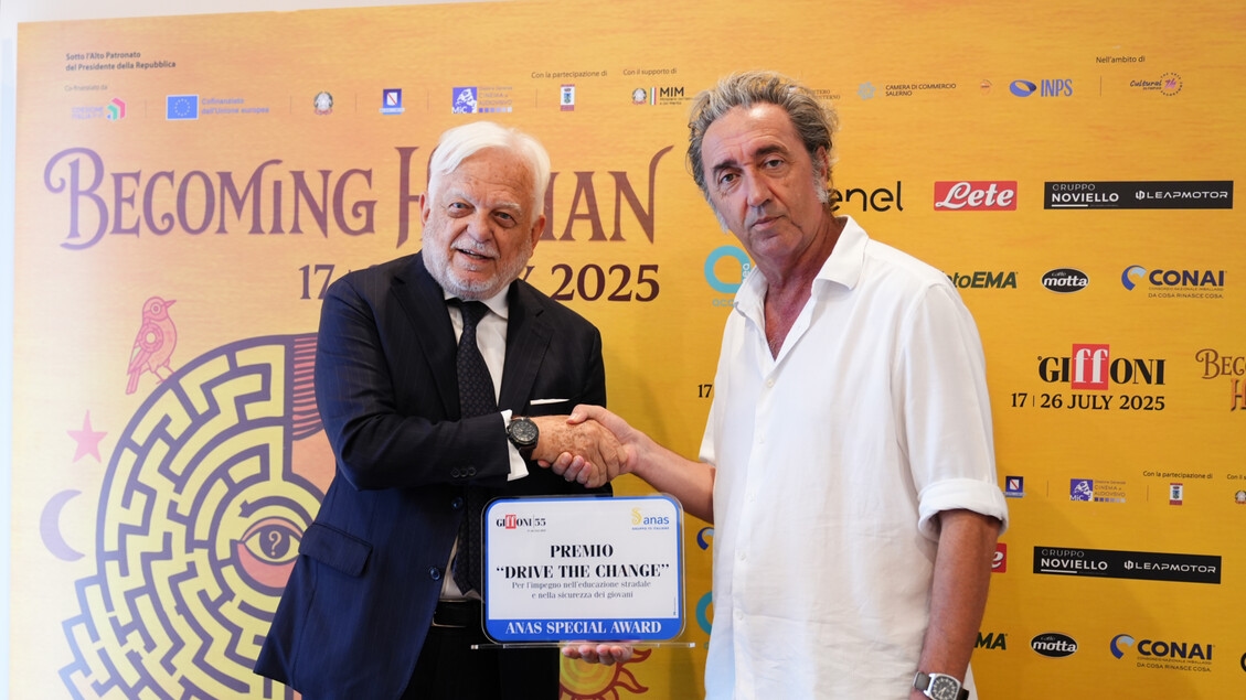 Bei Giffoni überreicht Sorrentino Anas den Drive the Change-Preis.