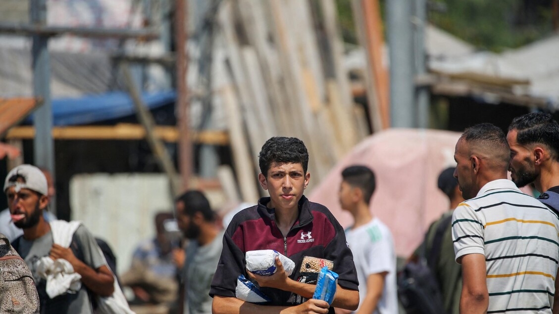 Middle East - Military operations in Gaza are halted today. The Israeli army is sending humanitarian aid.
