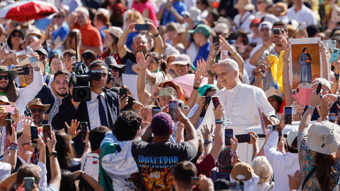 Il Papa: "bulimia da social, la nostra società è malata"