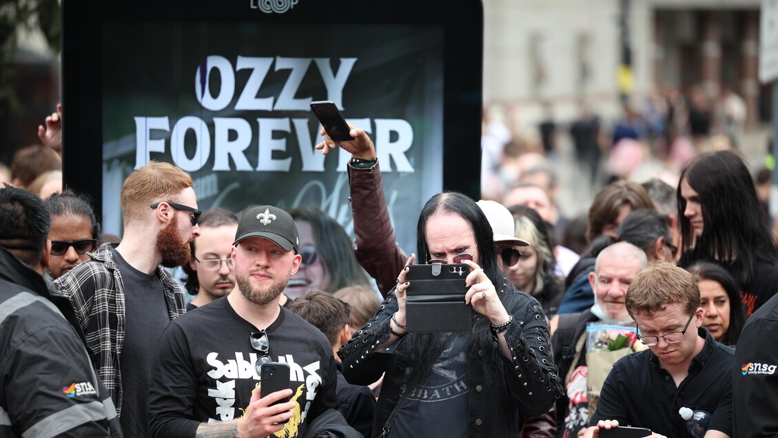 Birmingham se despede de Ozzy Osbourne, com milhares de pessoas presentes no cortejo fúnebre.