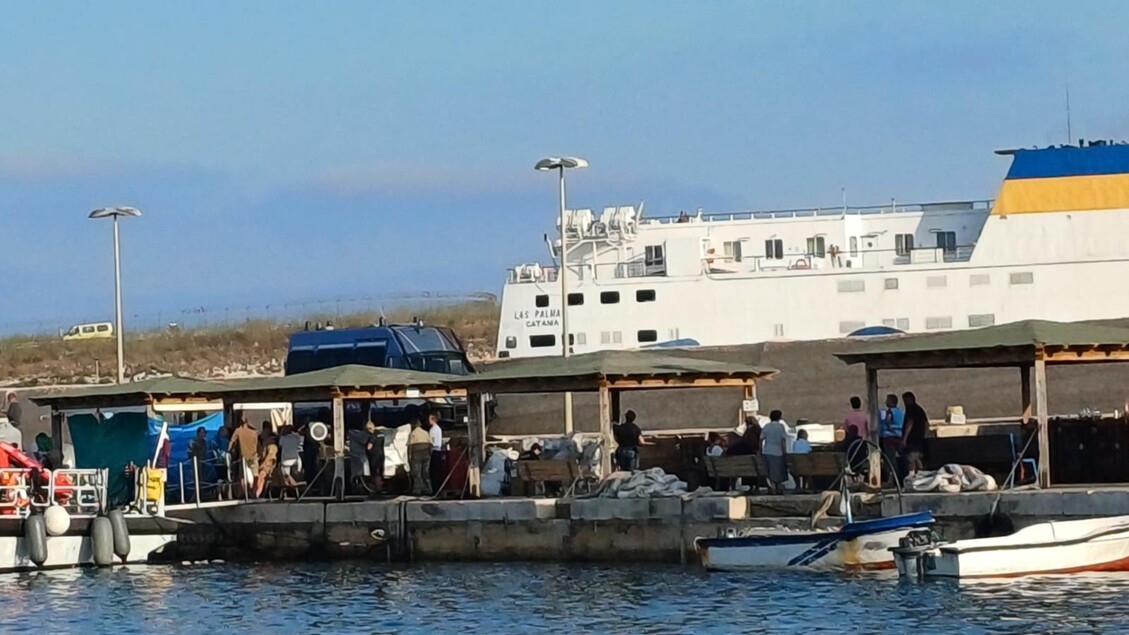 Twee boten kapseizen voor de kust van Lampedusa, waarbij 27 doden vallen.