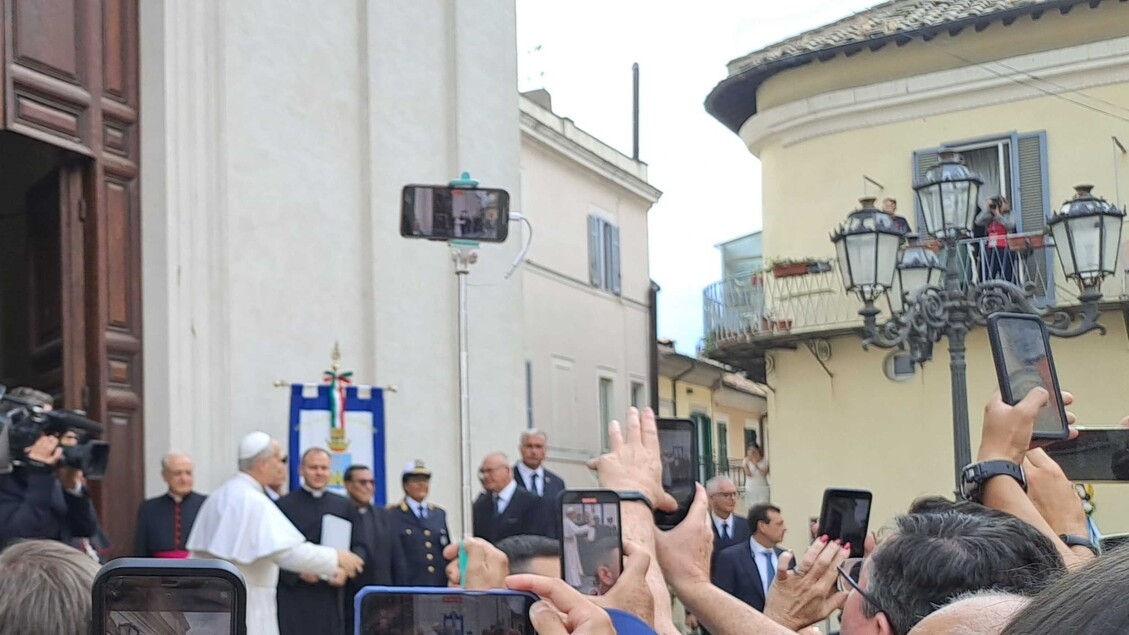 A praça de Castel Gandolfo está lotada, com o Papa sendo esperado para a missa.