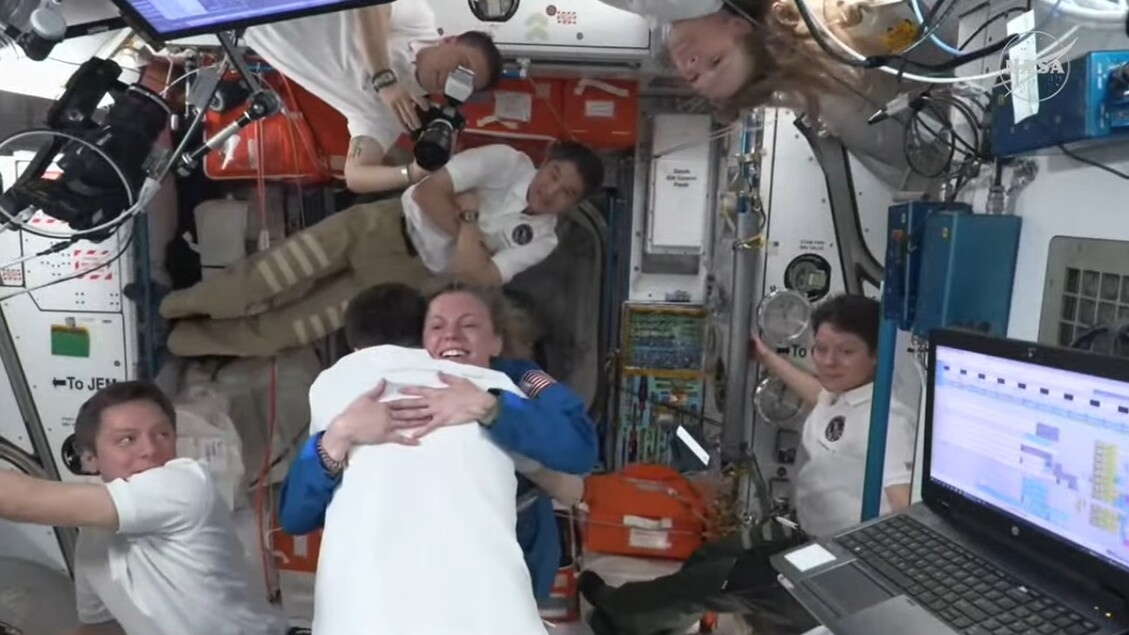 Das Crew Dragon Shuttle ist angekommen, jetzt befinden sich 11 auf der Raumstation