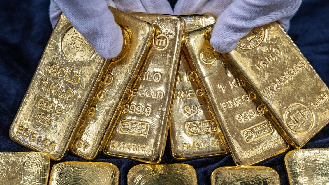 El oro sigue subiendo tras la salida de Trump y cotiza a 3.352,32 dólares