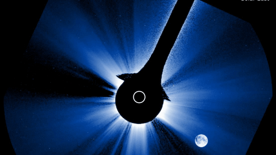 Eclipse solar visto da órbita da Terra, com um satélite