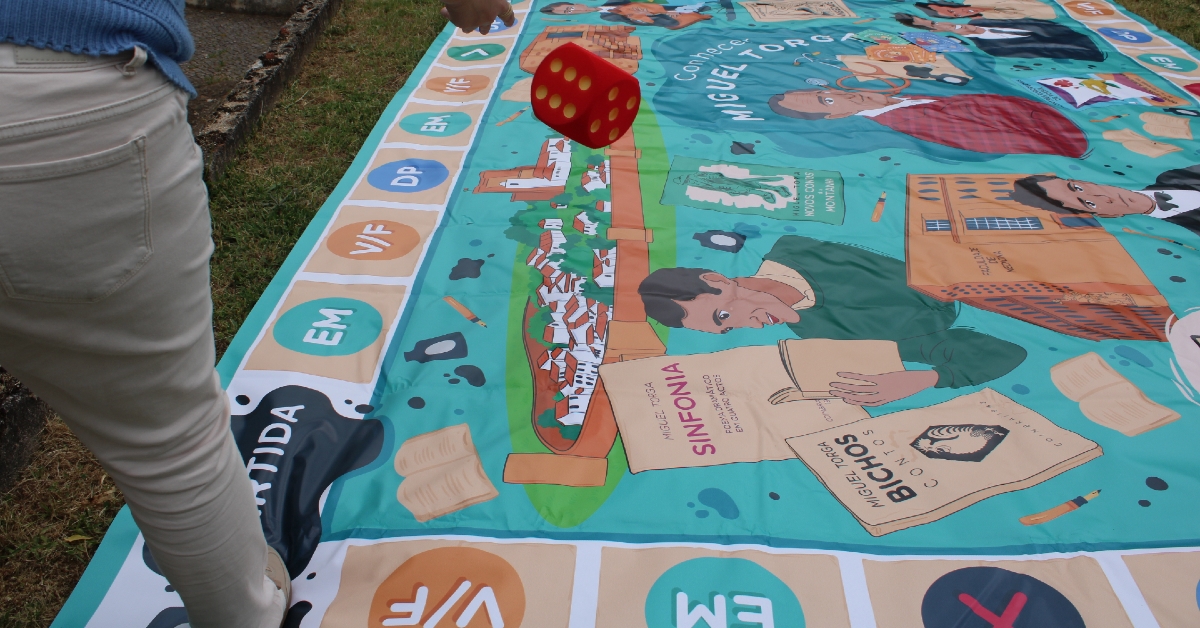 Casa Miguel Torga en Coimbra con un juego de mesa gigante inspirado en el escritor