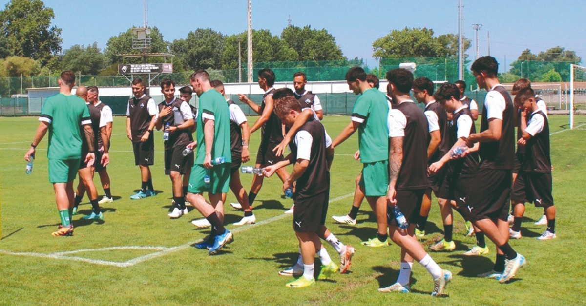 Fútbol: Académica inicia entrenamientos con cinco refuerzos y pasa hoy reconocimientos médicos