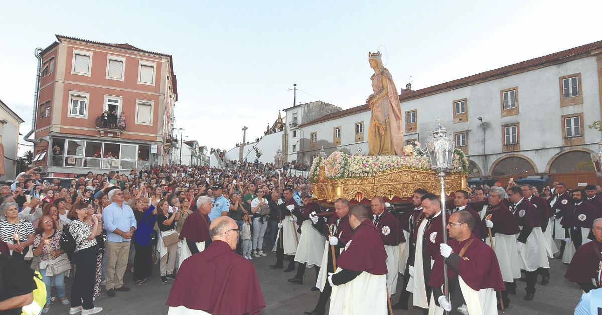 Coimbra: Faithful fulfill promises in the procession of the Holy Queen