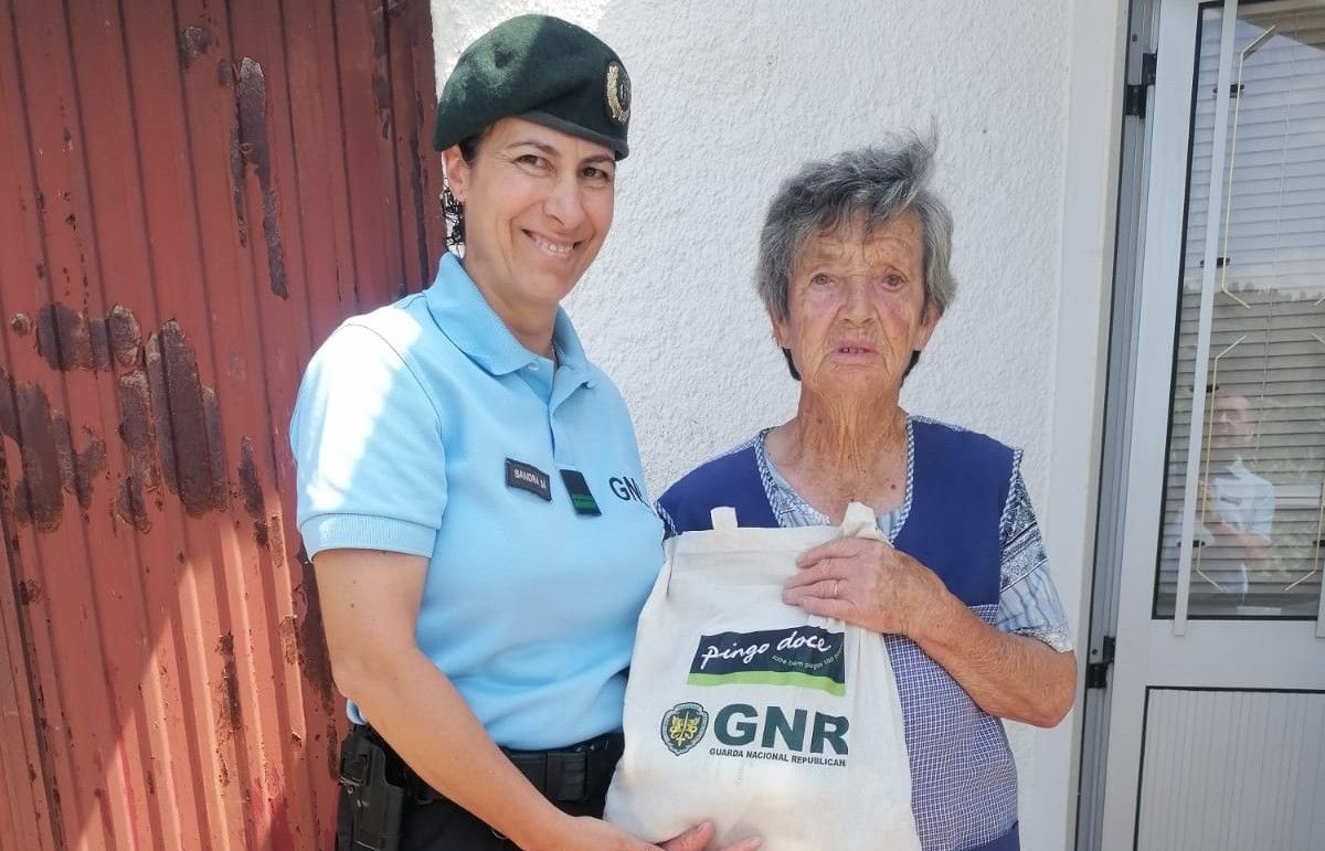 GNR e Pingo Doce distribuiscono pacchi alimentari agli anziani del distretto di Bragança