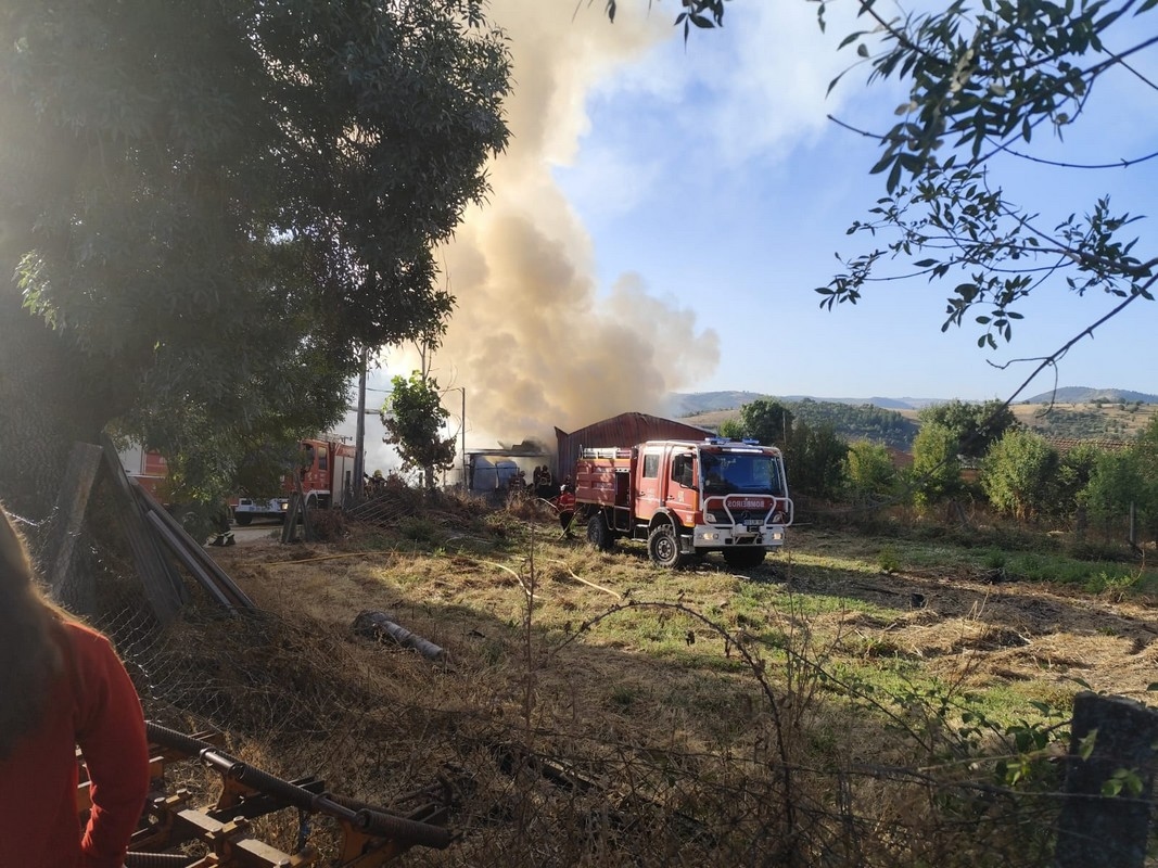 Un incendio distrugge una falegnameria a Vale de Lamas