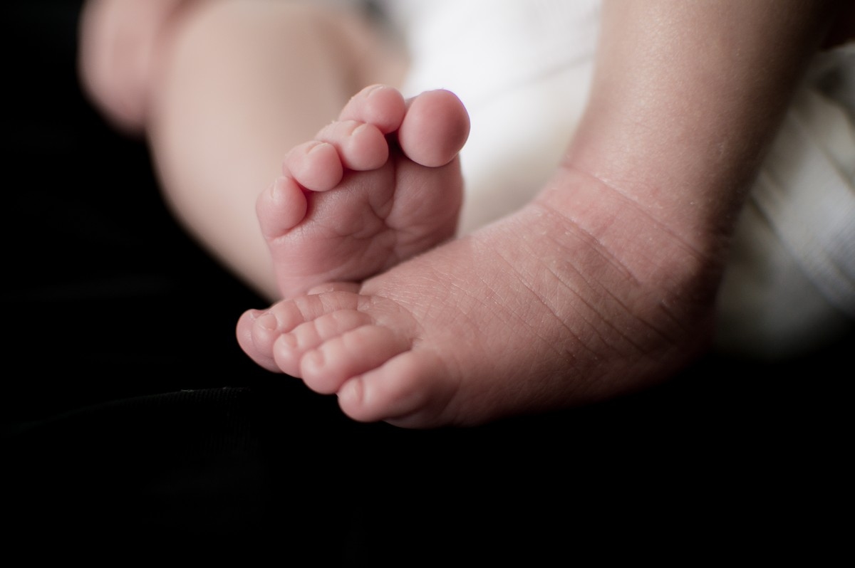 Het te vroeg geboren kindje van een vrouw die naar de eerste hulp ging zonder te weten dat ze zwanger was, is overleden.