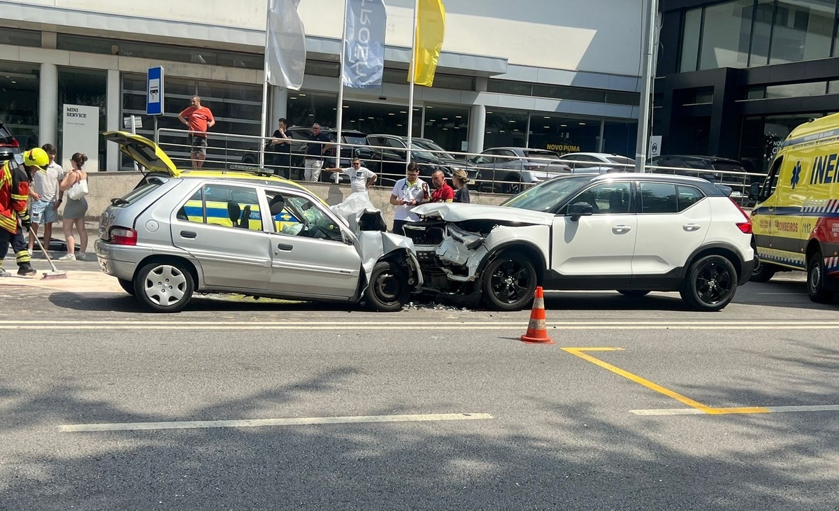 Collision leaves two injured