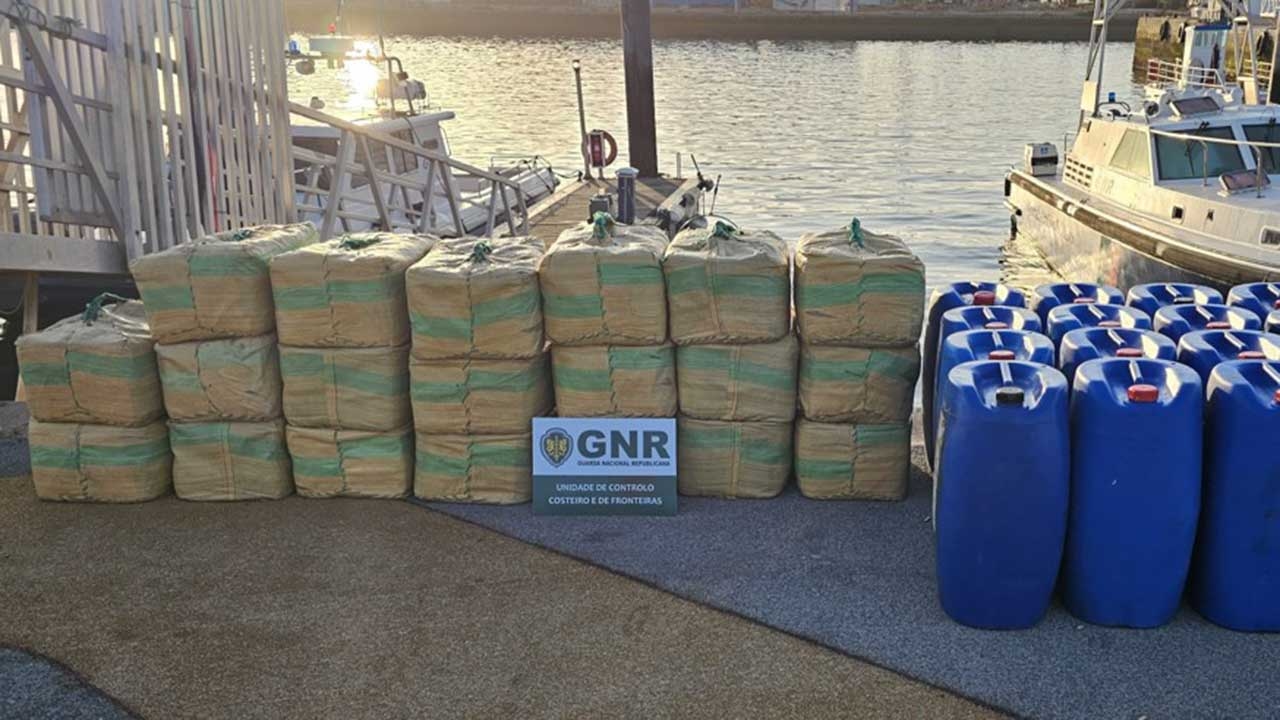 GNR изъяла 1500 кг гашиша и лодку в Риа-Формоза
