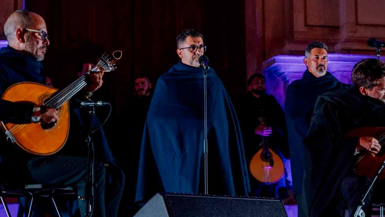 Algarvios In Versus trad op tijdens de Monumentale Serenade aan de Universiteit van Coimbra