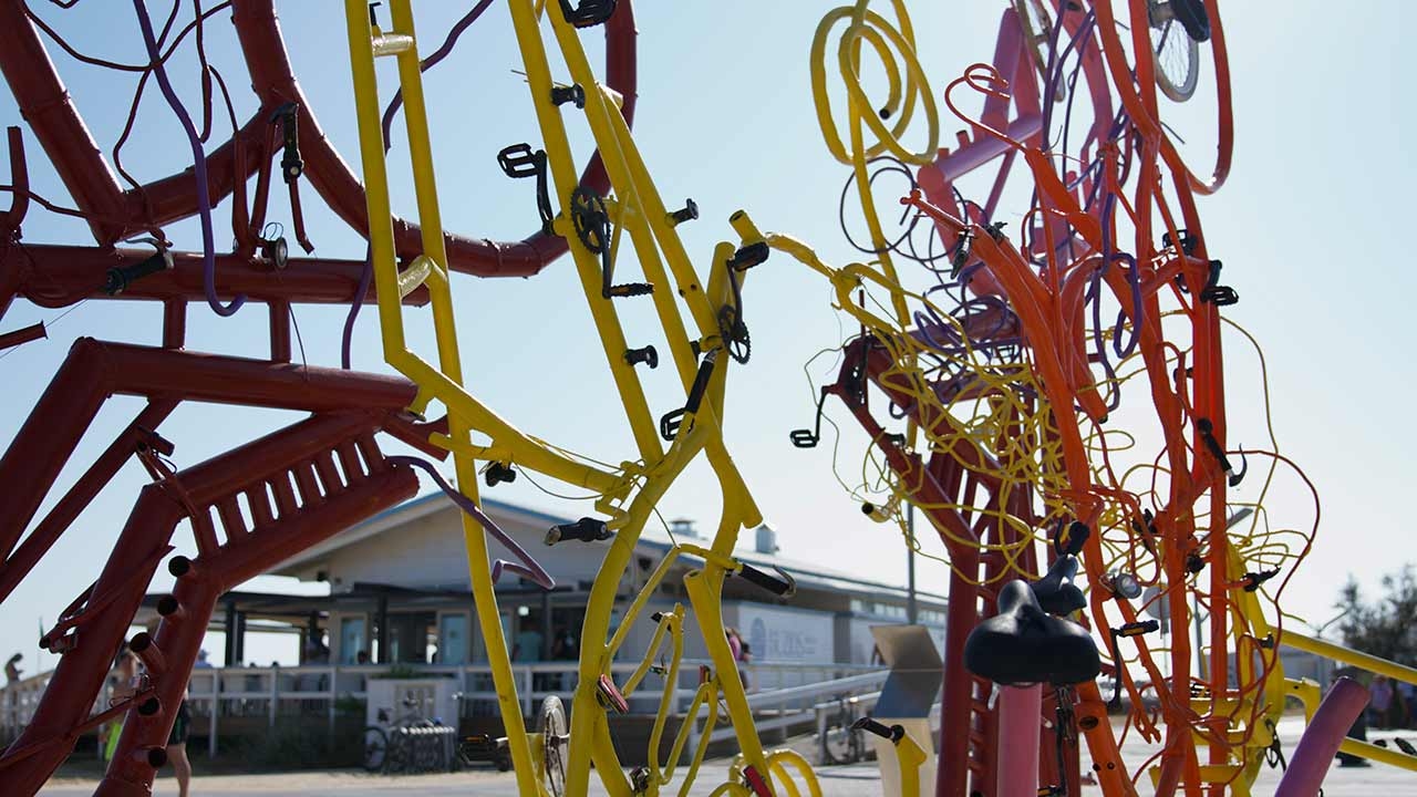Vilamoura riceve un "Granchio abbozzato" fatto di biciclette da Bordalo II