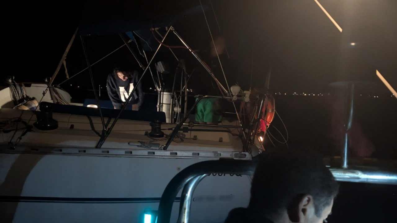 L'Autorità Marittima Nazionale assiste due membri dell'equipaggio di una barca a vela sul Guadiana