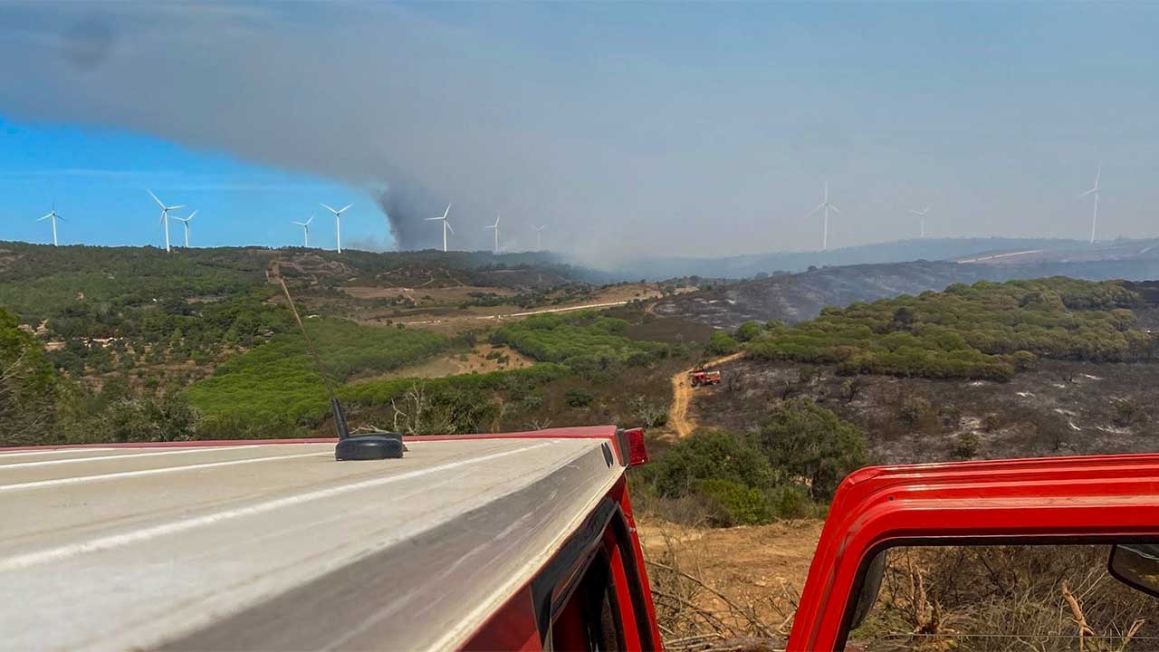 L'incendio di Aljezur mantiene un fronte attivo e punti di preoccupazione