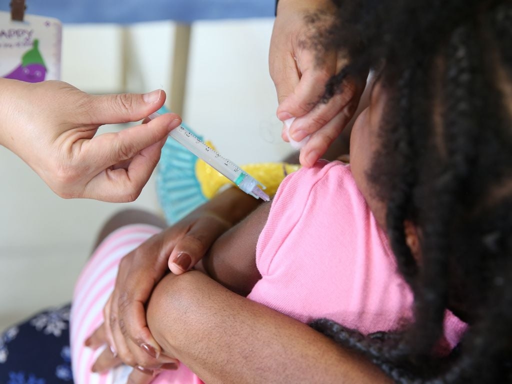 Le Brésil revient au classement mondial des enfants non vaccinés, malgré une reprise de la couverture vaccinale