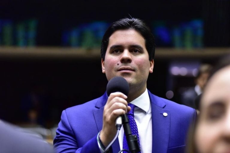 Сабино бросает вызов партии «União Brasil», сохраняет поддержку Луле и разоблачает раскол между руководством партии и её электоратом.