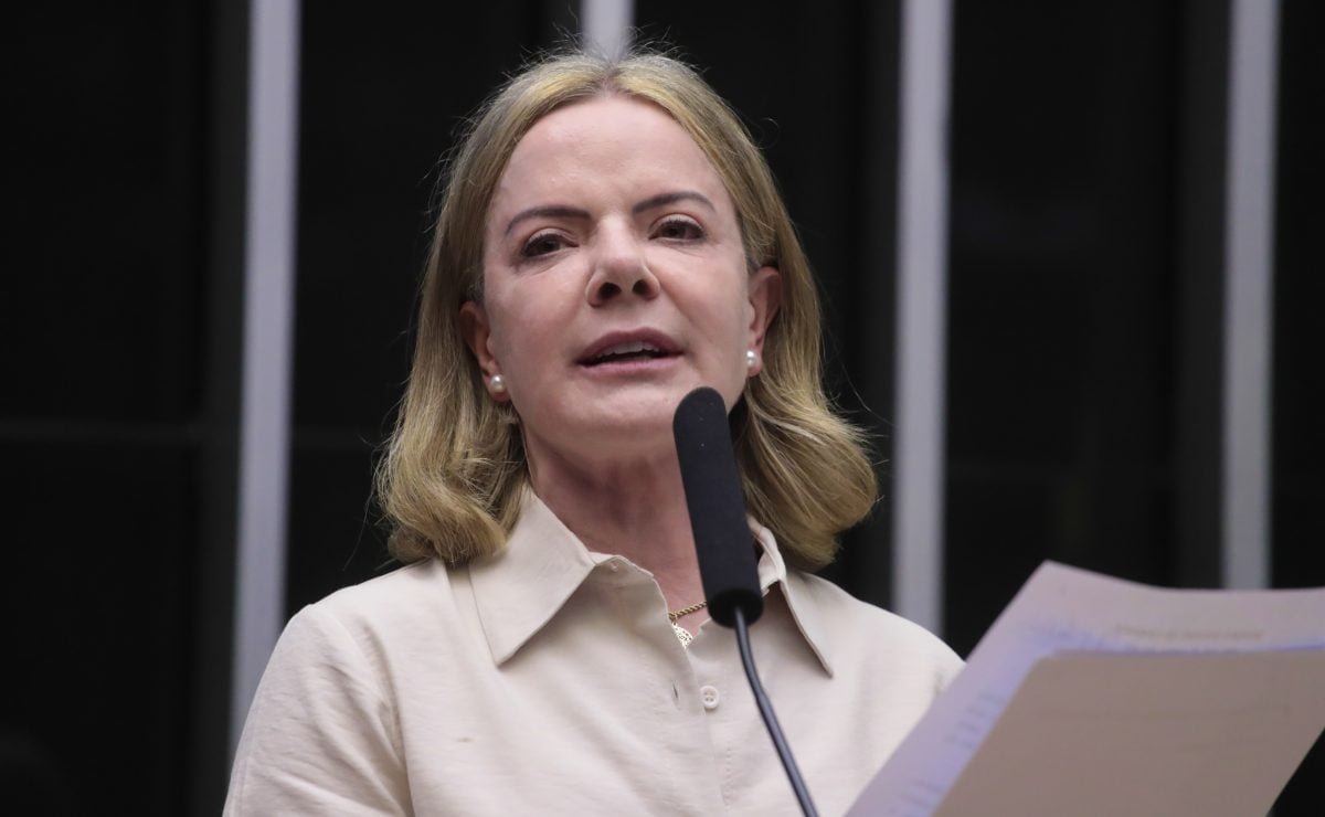 Gleisi Hoffmann telefona para prefeitos brasileiros em Israel