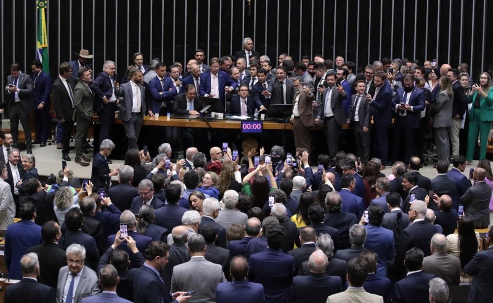 Motta opent sessie twee uur te laat vanwege obstructie van Bolsonaro