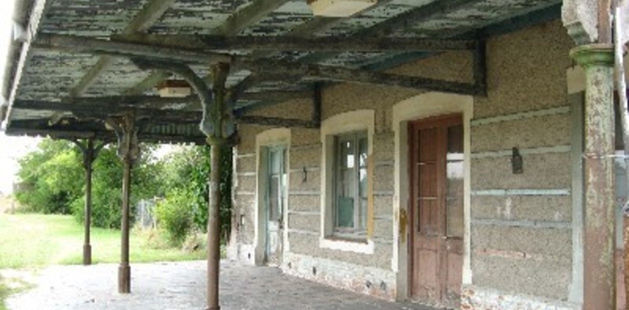 Eine in einen Lebensmittelladen umgewandelte Fabrikkantine, ein wiederbelebtes Zementfabrikhotel und eine ehemalige Fabrikstadt mit Führungen.