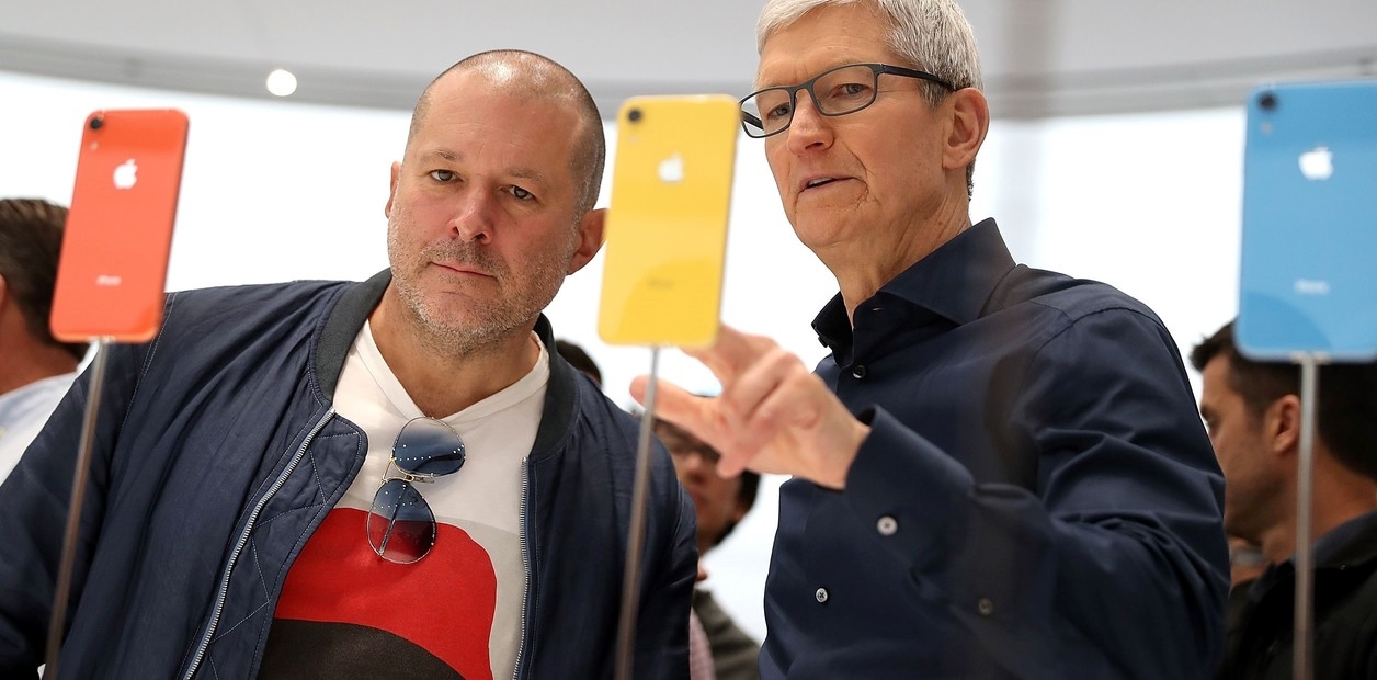 Ein überraschender Transfer in der Tech-Welt: ChatGPT kaufte die Firma eines Apple-Designers, um KI-gestützte Geräte zu entwickeln.