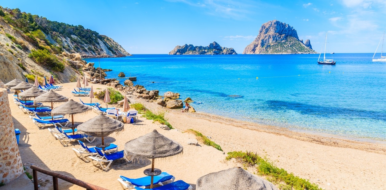 Denuncian a un restaurante de Ibiza por cobrar 12 euros por un gancho para colgar la cartera